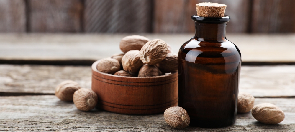 reshly grated nutmeg, nutmeg mill, organic nutmeg powder, nutmeg spray, antifungal, insecticidal, nutmeg oil, nutmeg