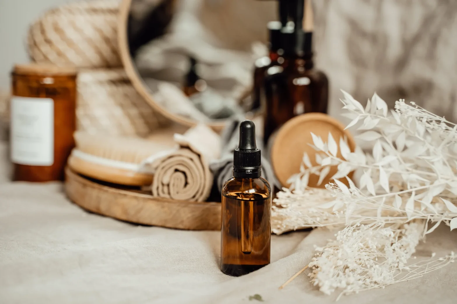 oudh essential oil, agarwood perfume, agarwood essential oil, agarwood oud oil