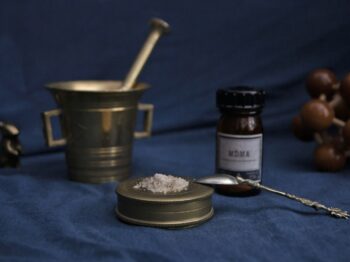 a nutmeg, nutmeg nuts, nutmeg powder, fresh nutmeg